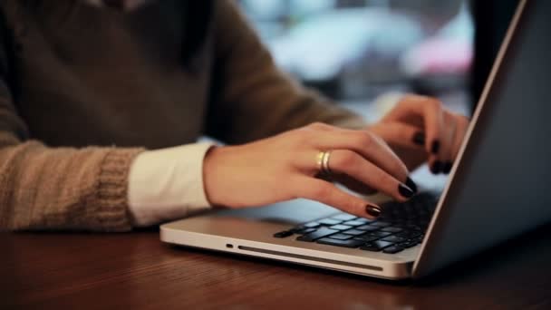 Mãos femininas trabalhando no laptop no café — Vídeo de Stock