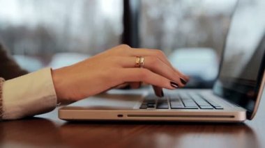 Eller kadın kafe kaymak değil içinde laptop üzerinde çalışıyor