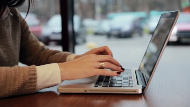 Las manos femeninas trabajan en el portátil en la cafetería. estática — Vídeos de Stock