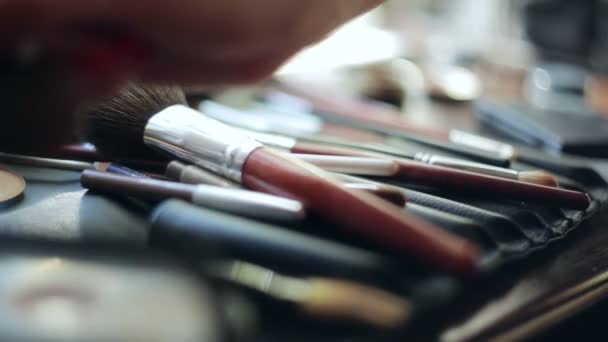 Инструменты для макияжа кисти и тени для век — стоковое видео