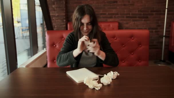 Κορίτσι σε μια δημιουργική διαδικασία σχέδιο γκρεμίζονται pape — Αρχείο Βίντεο