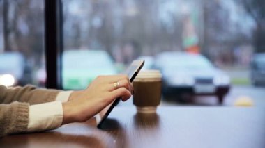kadın el kafede tablet dokunmatik ekran kullanma