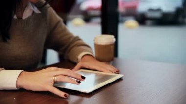 kadın el kafede tablet dokunmatik ekran kullanma