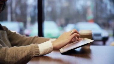 kadın el kafede tablet dokunmatik ekran kullanma