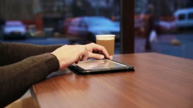 adam ellerini kafede tablet dokunmatik ekran kullanma