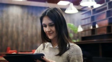 tablet bilgisayar dokunmatik kafede kullanan kadın