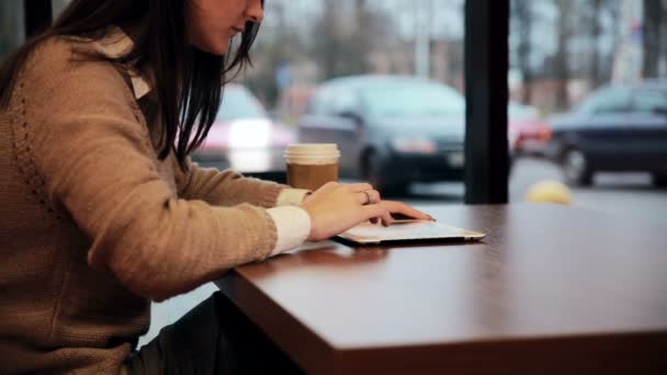 Mãos da mulher usando tablet touchscreen no café — Vídeo de Stock