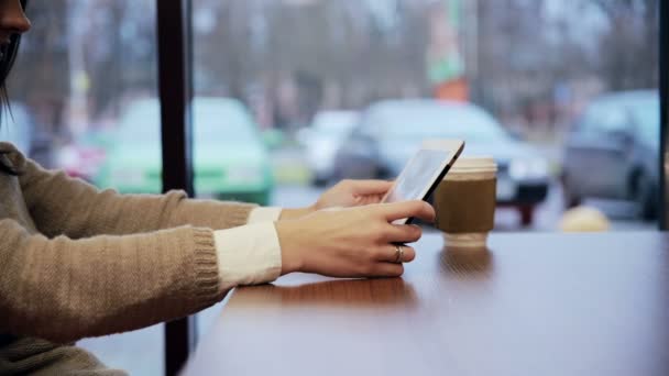 Mãos da mulher usando tablet touchscreen no café — Vídeo de Stock