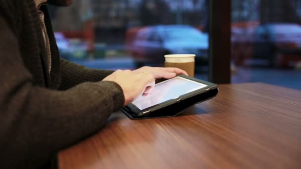 Мужские руки с помощью планшетного сенсорного экрана в кафе — стоковое видео