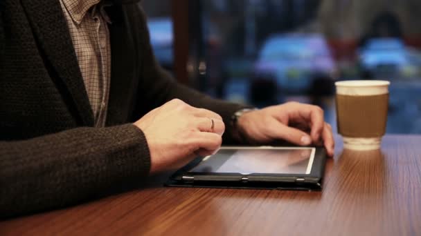 Mani uomo utilizzando tablet touchscreen in caffè — Video Stock