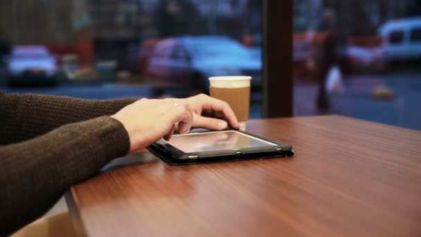 Hombre manos utilizando la pantalla táctil tableta en la cafetería — Vídeo de stock