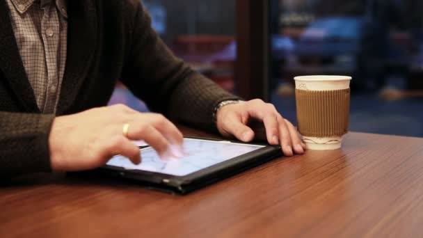 Рука людини використовує планшетний сенсорний екран в кафе — стокове відео