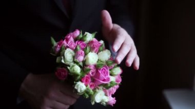 Damat Düğün buket elinde tutar.