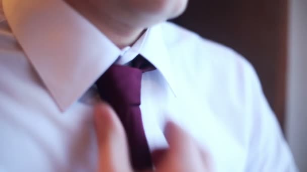 Крупный план человека выпрямляет галстук — стоковое видео