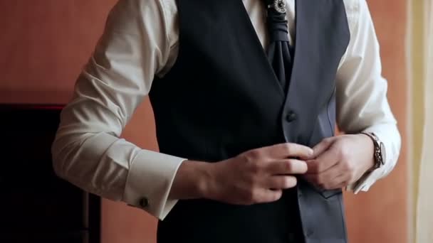 Camisa de vestir hombre con estilo, traje y chaleco — Vídeo de stock