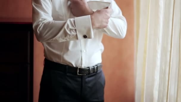 Homem elegante vestido camisa — Vídeo de Stock
