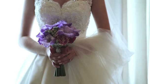 Sposa tiene un bouquet da sposa nelle sue mani — Video Stock