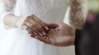 Damat, şefkatle gelinin elini tutar