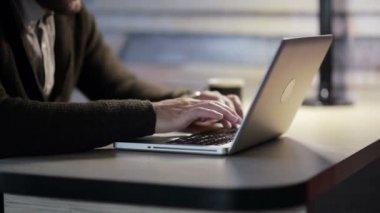 İşyerinde dizüstü bilgisayarda çalışan adam