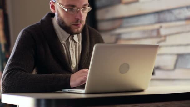 Man aan het werk op laptopcomputer op de werkplek — Stockvideo