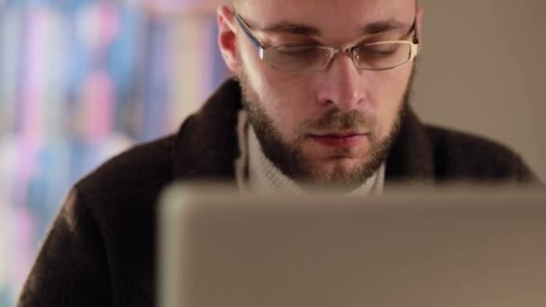 Homem trabalhando no computador portátil no local de trabalho — Vídeo de Stock