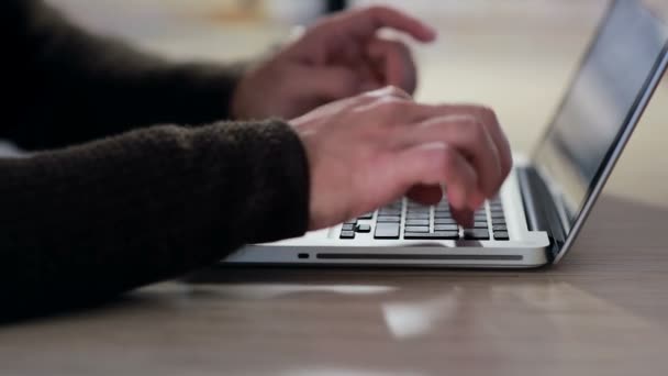 Hombre manos trabajando en el ordenador portátil en el lugar de trabajo — Vídeos de Stock