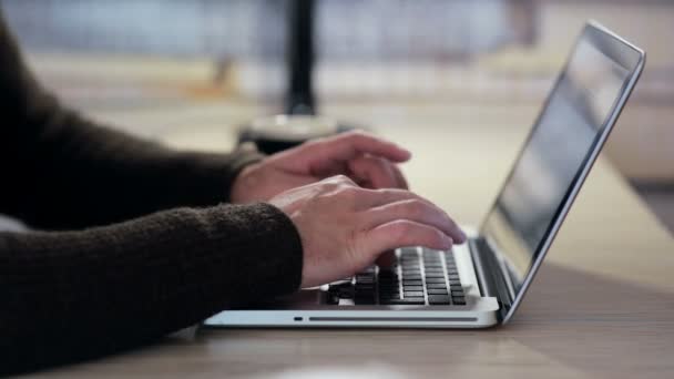 Мужские руки работают на ноутбуке на рабочем месте — стоковое видео