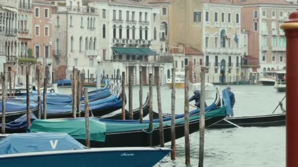 VENECIA, ITALIA - Sep 2013: Paisaje con góndolas el 25 de septiembre de 2013 en Venecia, Italia — Vídeo de stock