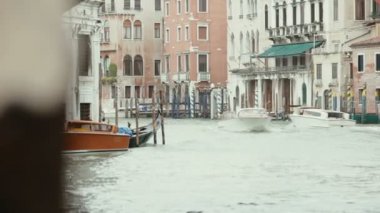 Venice, İtalya - Eylül 2013: Tekne yüzen 25 Eylül, 2013 tarihinde kanal Venedik, İtalya