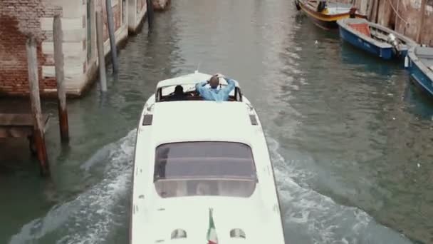 VENICE, ITÁLIA - Set 2013: Barco flutua no canal em 25 de setembro de 2013 em Veneza, Itália — Vídeo de Stock