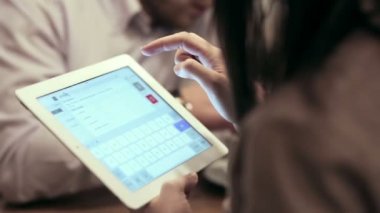 Cafe iş görüşmesi. tableti kullanan kadın