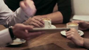 Cafe iş görüşmesi. takım tablet kullanma