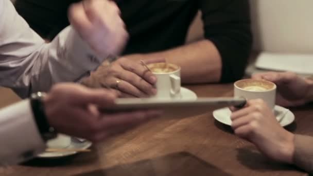 Zakelijke bijeenkomst in café. team is met behulp van de tablet — Stockvideo