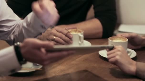 Reunión de negocios en la cafetería. equipo está utilizando la tableta — Vídeos de Stock