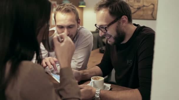 Zakelijke bijeenkomst in café. team is met behulp van de tablet — Stockvideo