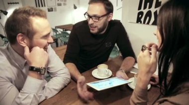 Cafe iş görüşmesi. takım tablet kullanma