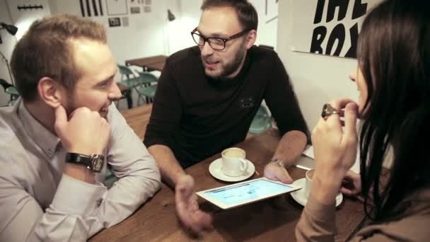 Reunión de negocios en la cafetería. equipo está utilizando la tableta — Vídeos de Stock