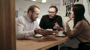Cafe iş görüşmesi. takım tablet kullanma
