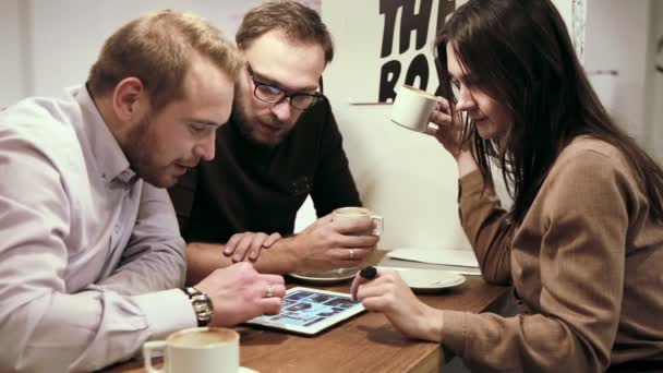 Réunion d'affaires au café. équipe utilise la tablette — Video