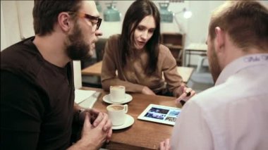 Cafe iş görüşmesi. takım tablet kullanma