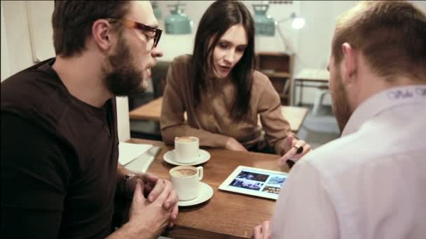 Reunião de negócios no café. equipe está usando o tablet — Vídeo de Stock