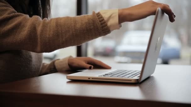 Mulher vem, abre o laptop e começa a trabalhar — Vídeo de Stock