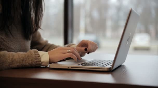 Женщина закрывает ноутбук и выходит — стоковое видео