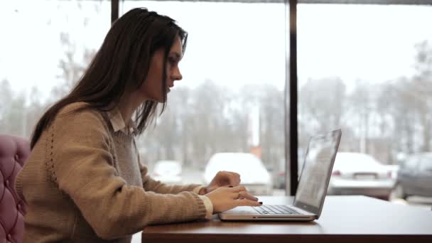 Vrouw sluit de laptop en gaat uit — Stockvideo