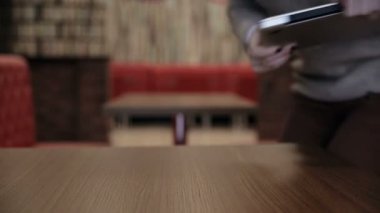 Kadın geliyor, laptop açar ve çalışmaya başlar