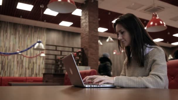 Frau schließt Laptop und geht raus — Stockvideo