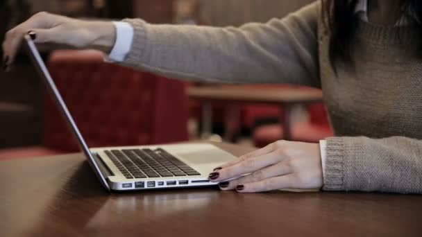 Kadın geliyor, laptop açar ve çalışmaya başlar — Stok video