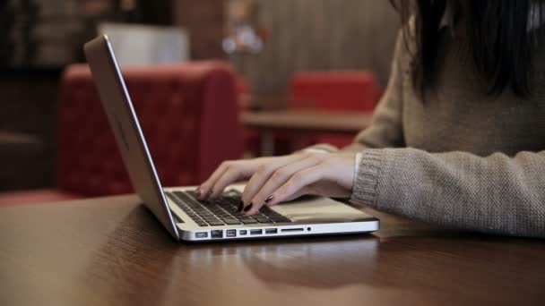 Žena přijde, otevře notebook a začne pracovat — Stock video