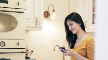Kahve içme kadın ve akıllı telefonunu kullanır