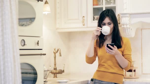 Nő iszik kávé és használ a szúró telefon — Stock videók